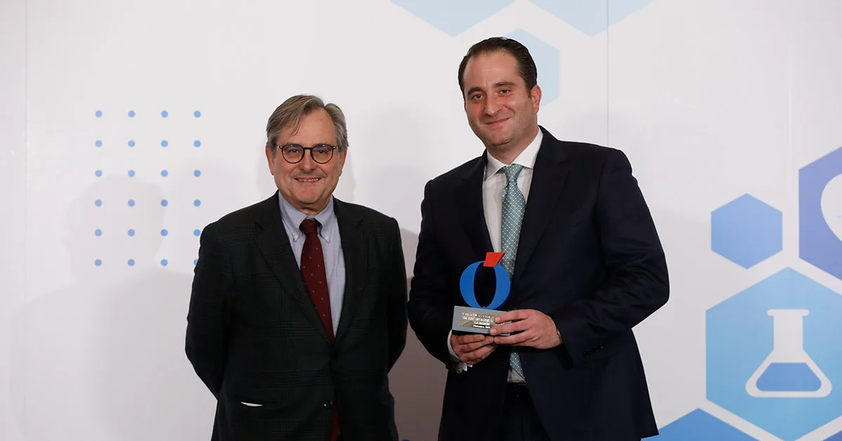 El doctor serra mestre recogiendo su premio de mejor cirujano plástico del año 2023