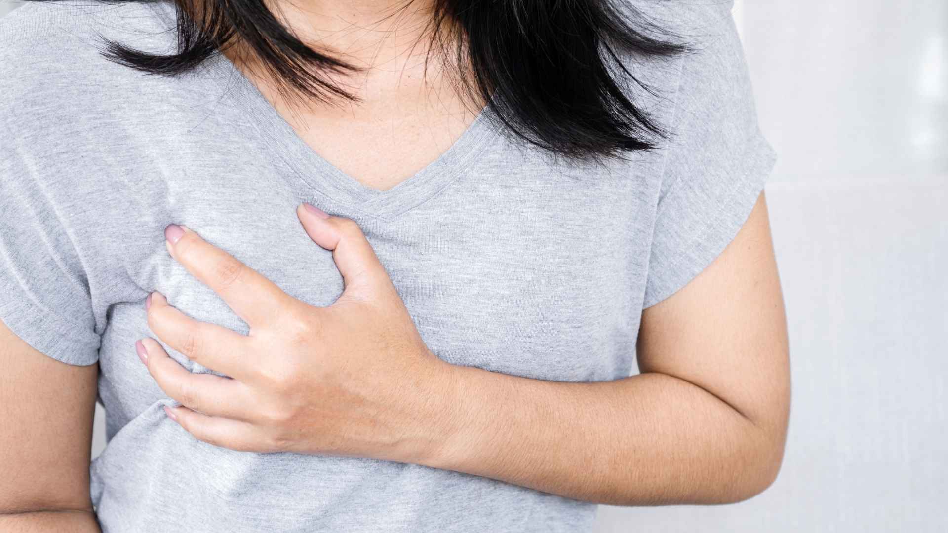 Mujer con dolor de pechos antes de la regla