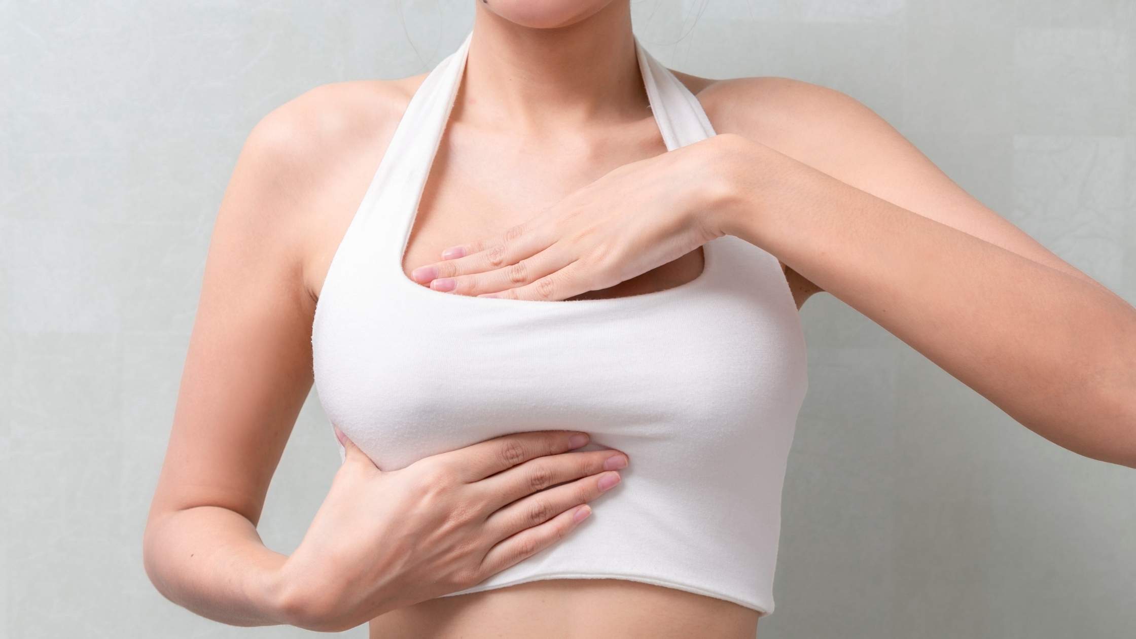Mujer palpándose los pechos