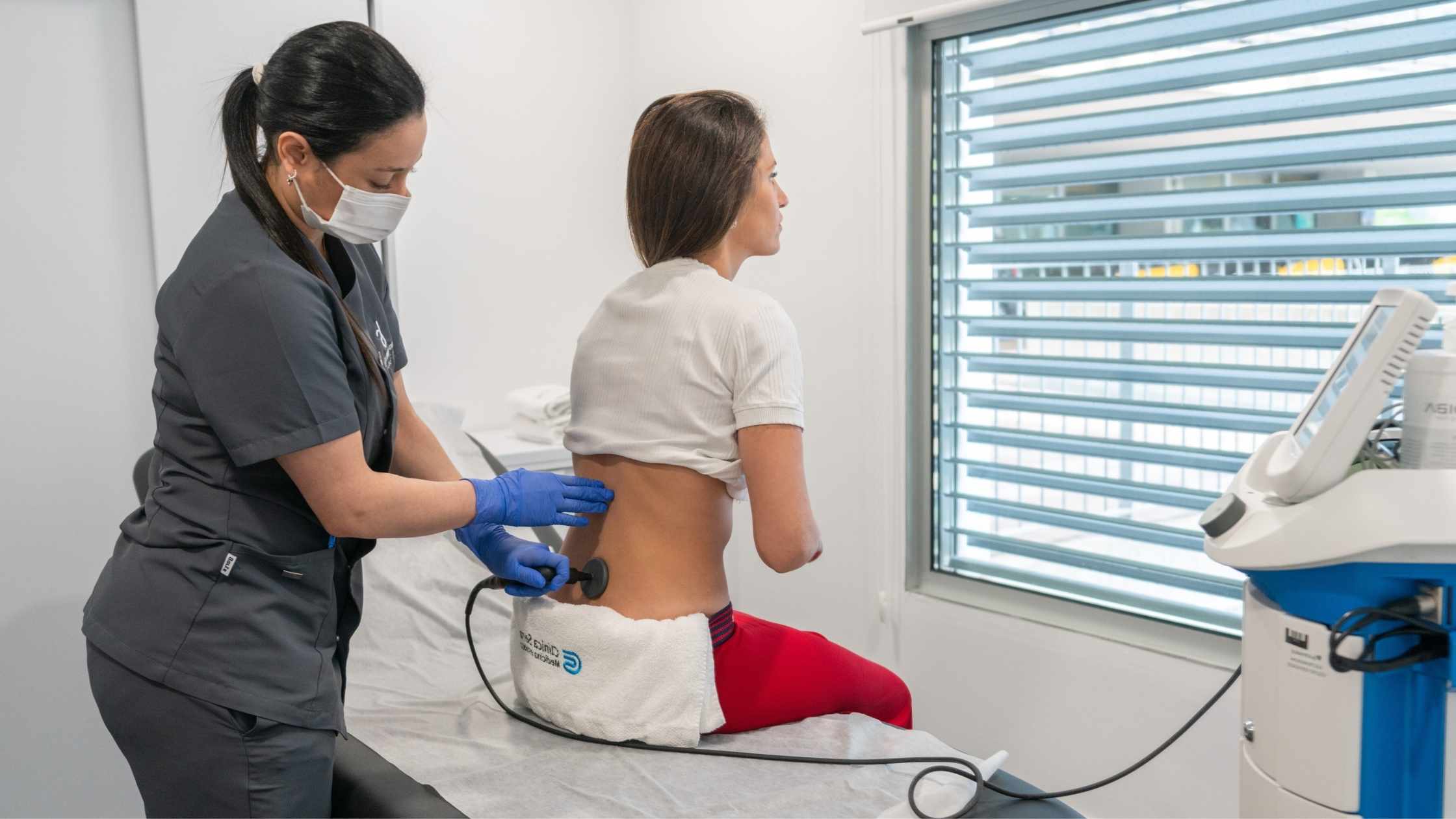 paciente realizando terapia indiba para mejorar las cicatrices