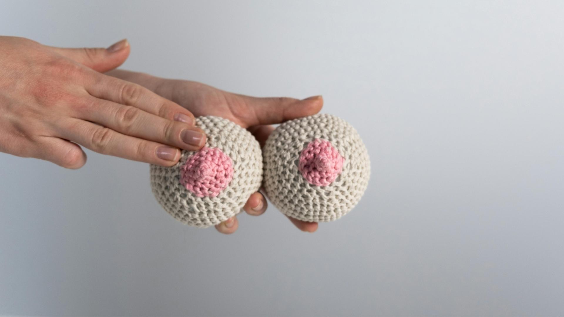 Imagen con dos bolas de crochet simulando pechos femeninos